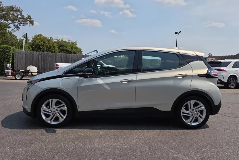 2023 Chevrolet Bolt EV 1LT photo 1
