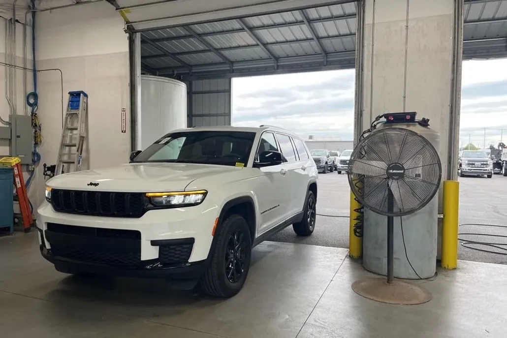2024 Jeep Grand Cherokee Altitude photo 1