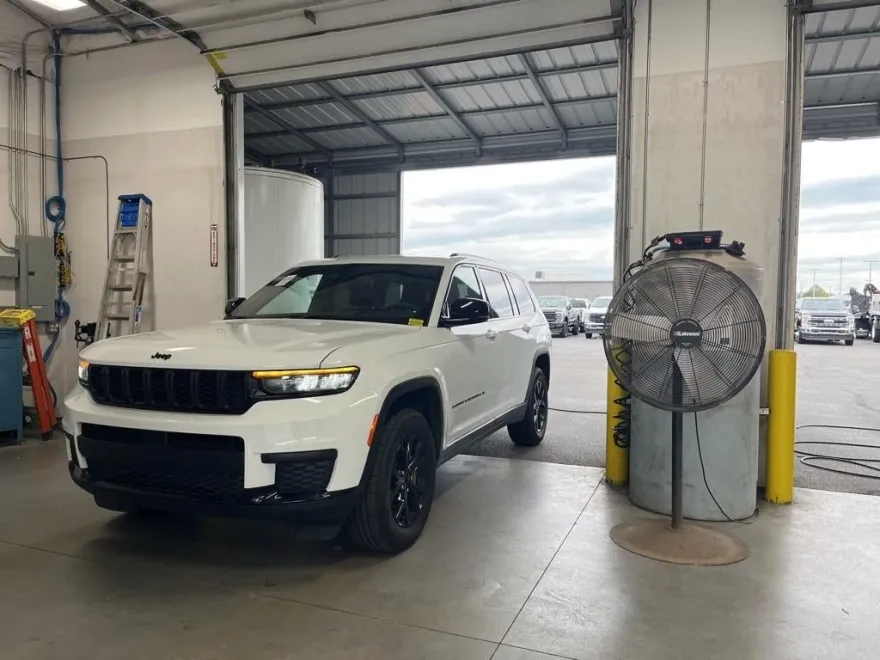 2024 Jeep Grand Cherokee Altitude photo 1