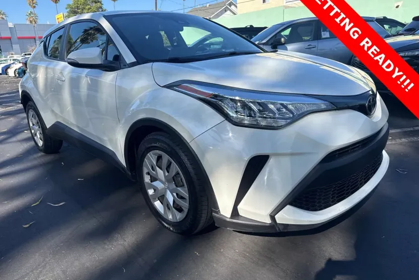 2021 Toyota C-HR LE photo 1