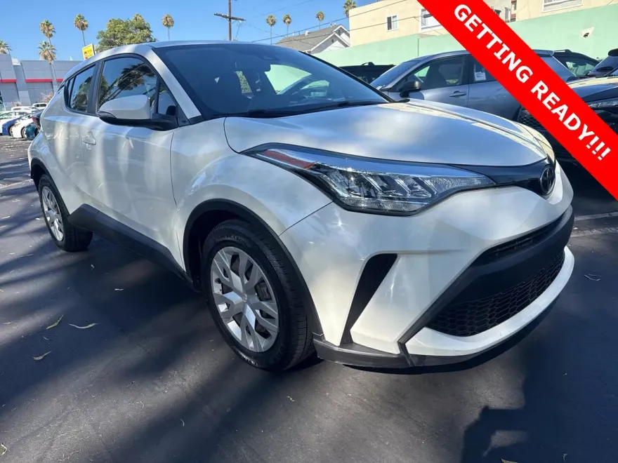 2021 Toyota C-HR LE photo 1