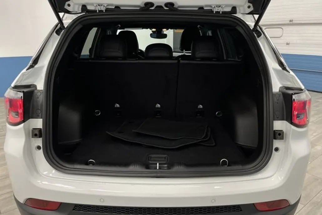 2024 Jeep Compass Limited photo 1