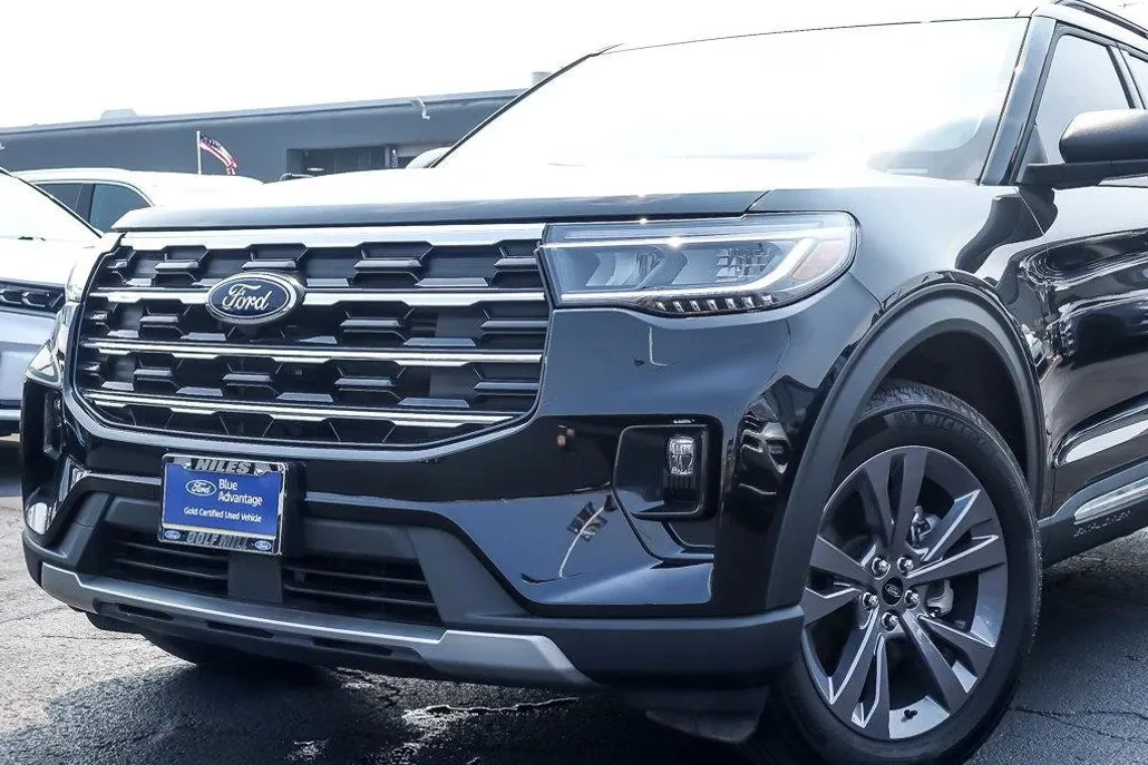 2025 Ford Explorer photo 1