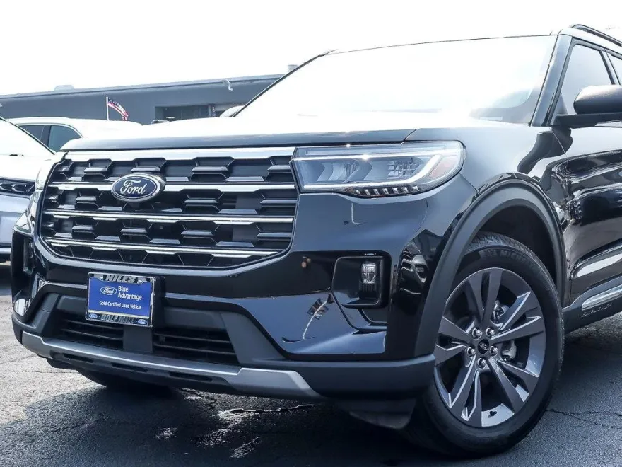 2025 Ford Explorer photo 1