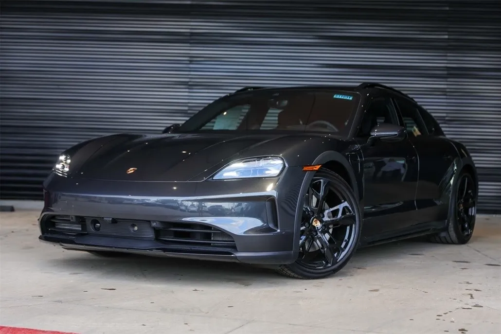 2025 Porsche Taycan Cross Turismo 4S photo 1