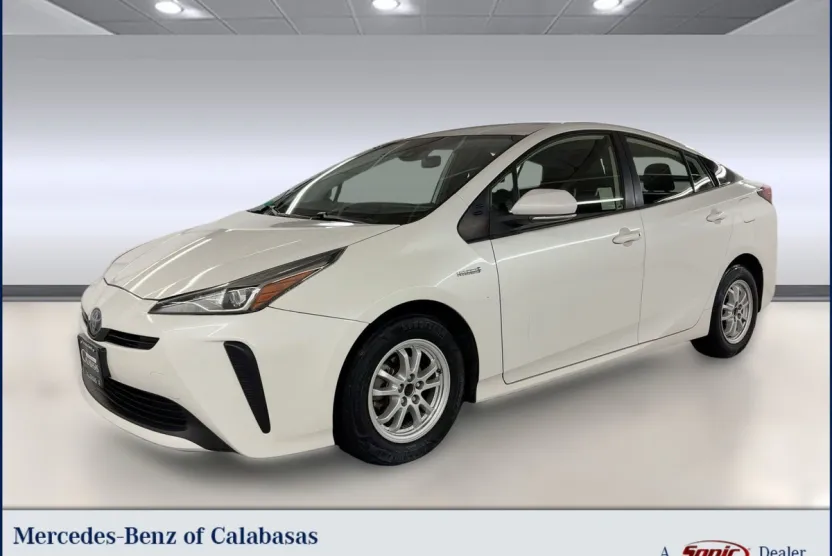 2019 Toyota Prius L photo 1