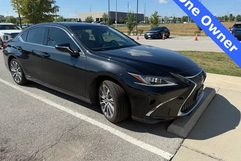 2019 Lexus ES 300h photo 1