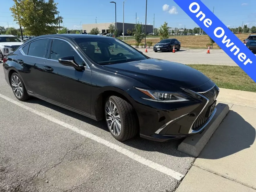 2019 Lexus ES 300h photo 1