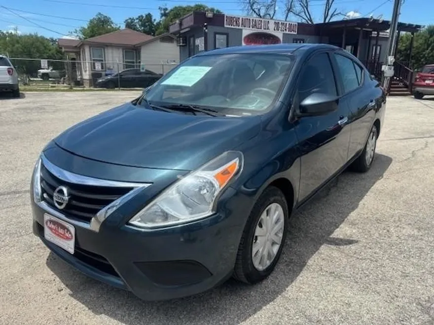 2016 Nissan Versa photo 1