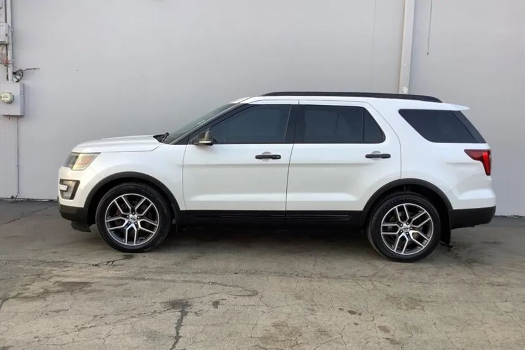 2016 Ford Explorer Sport photo 1