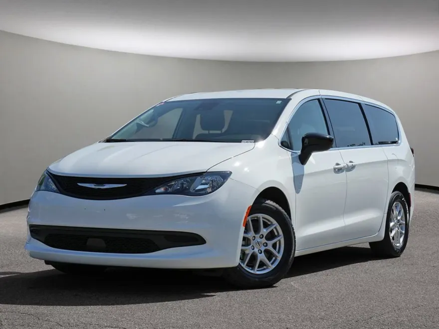 2024 Chrysler Grand Caravan SXT photo 1