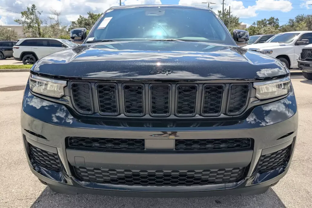 2025 Jeep Grand Cherokee Altitude photo 1