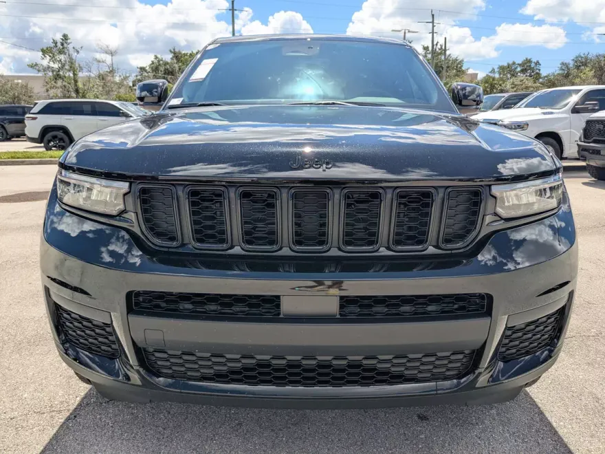2025 Jeep Grand Cherokee Altitude photo 1