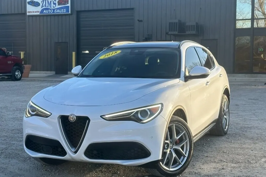 2018 Alfa Romeo Stelvio Sport photo 1