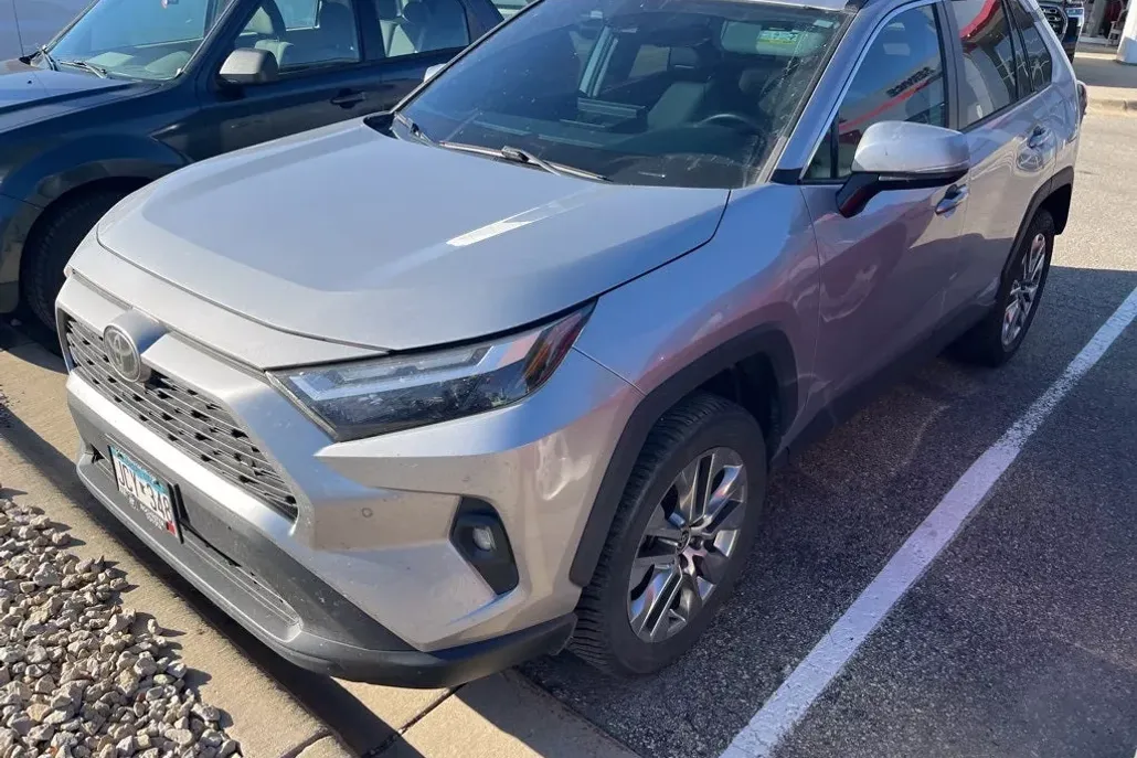 2022 Toyota RAV4 XLE Premium photo 1