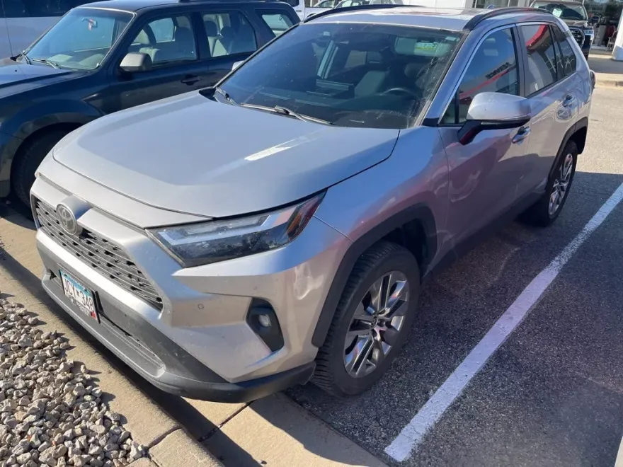 2022 Toyota RAV4 XLE Premium photo 1