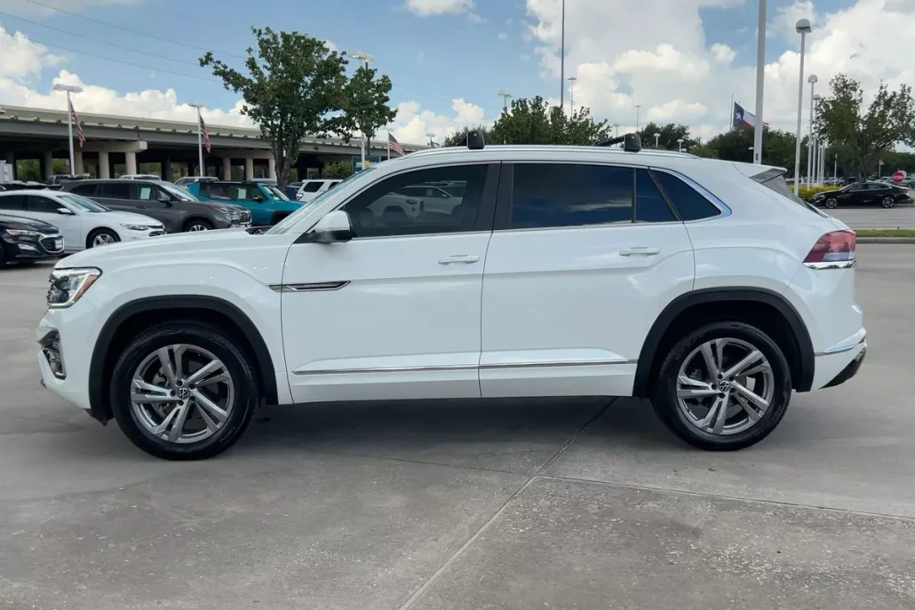 2024 Volkswagen Atlas Cross Sport SEL R-Line photo 1