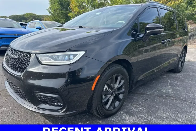 2021 Chrysler Pacifica Touring photo 1