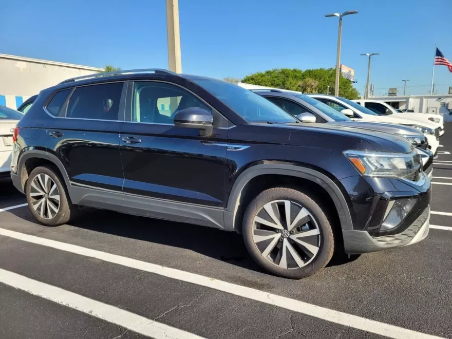 2024 Volkswagen Taos SE photo 1