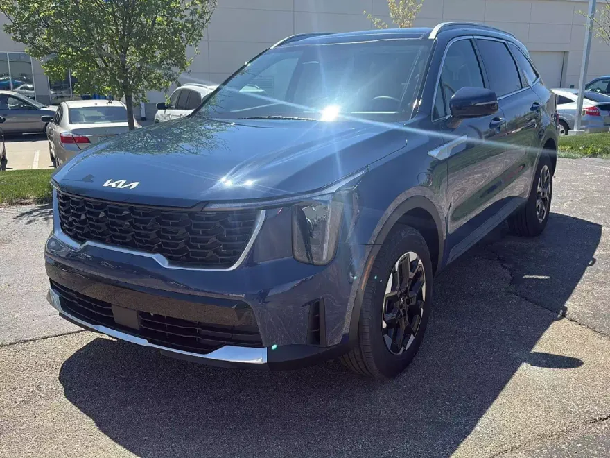 2025 Kia Sorento S photo 1
