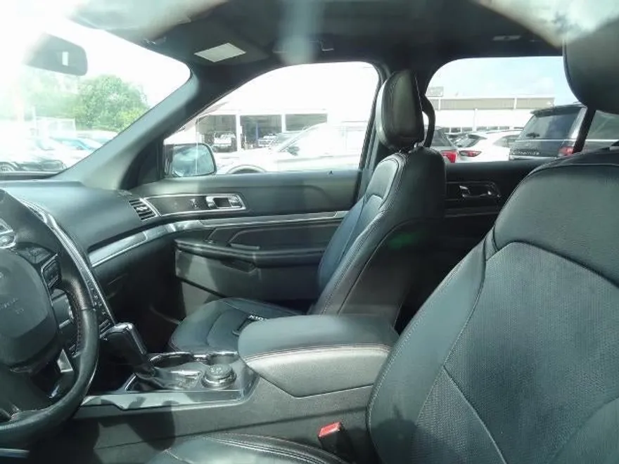 2019 Ford Explorer Sport photo 1