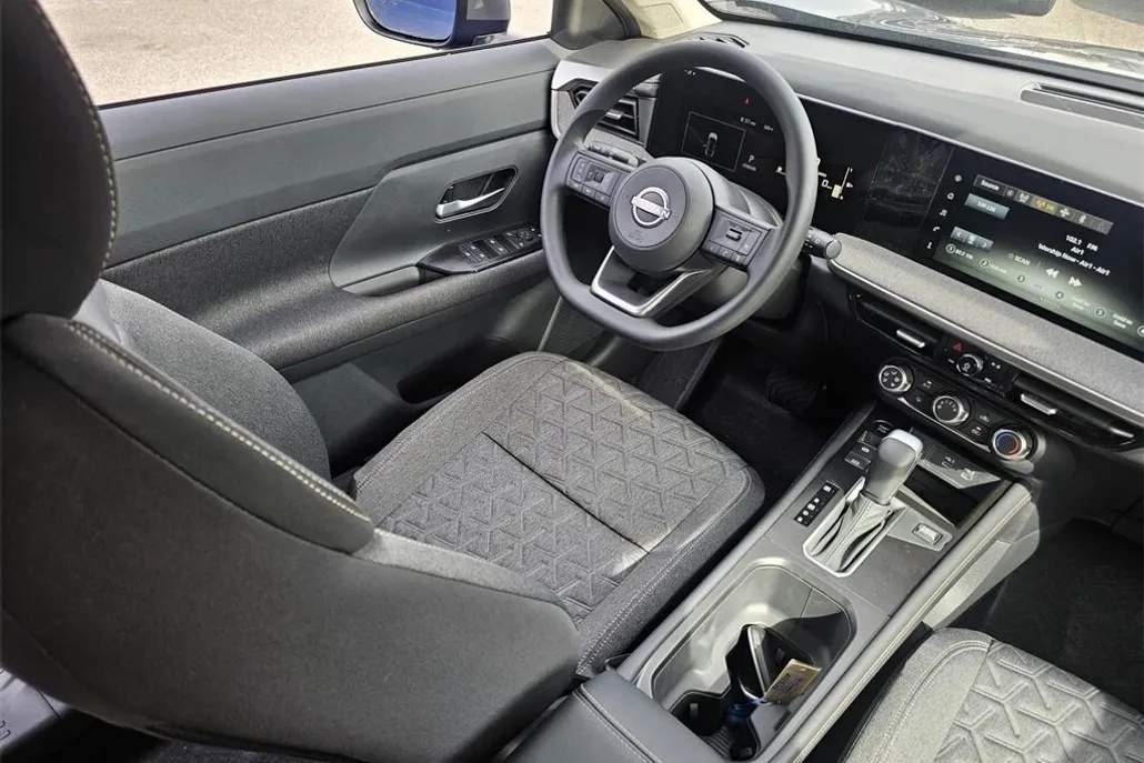 2025 Nissan Kicks SV photo 1