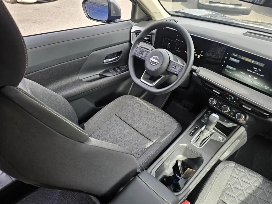 2025 Nissan Kicks SV photo 1