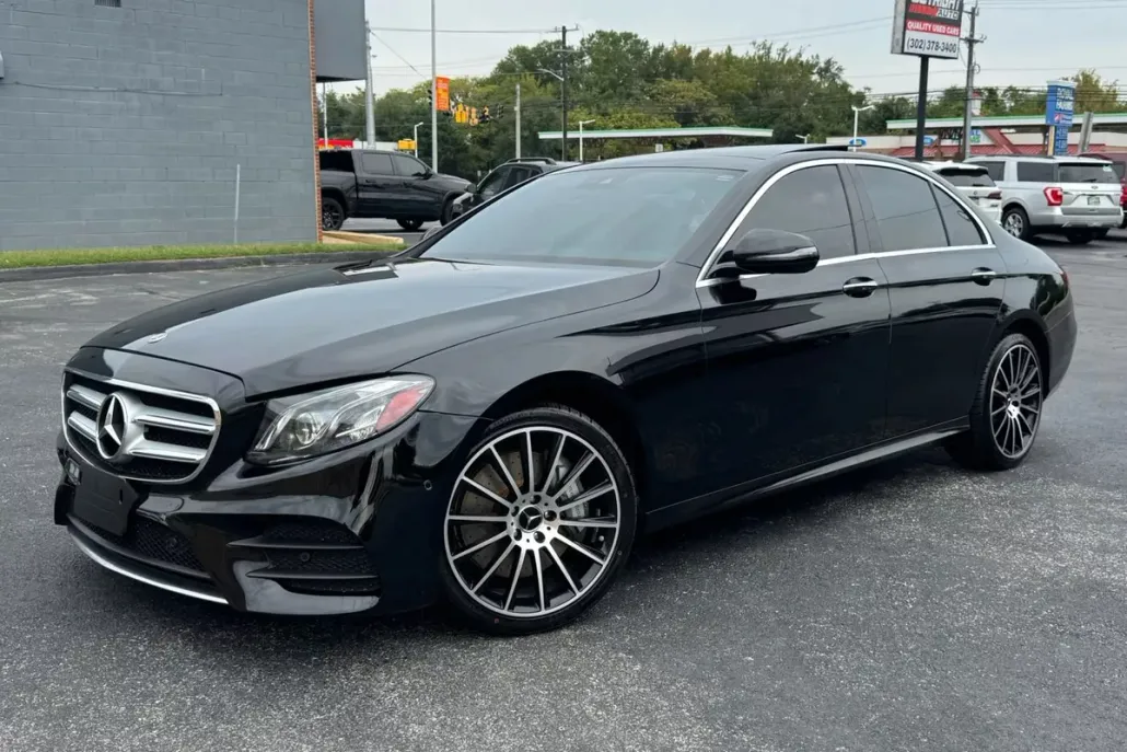 2018 Mercedes Benz E 300 4MATIC Sedan photo 1