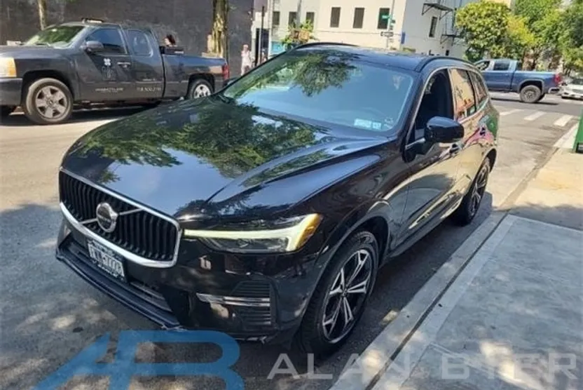 2022 Volvo XC60 B5 Momentum photo 1