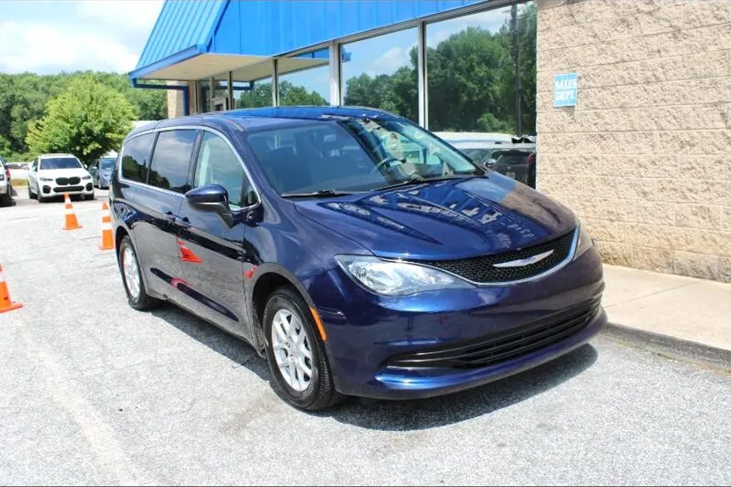 2020 Chrysler Voyager LX photo 1