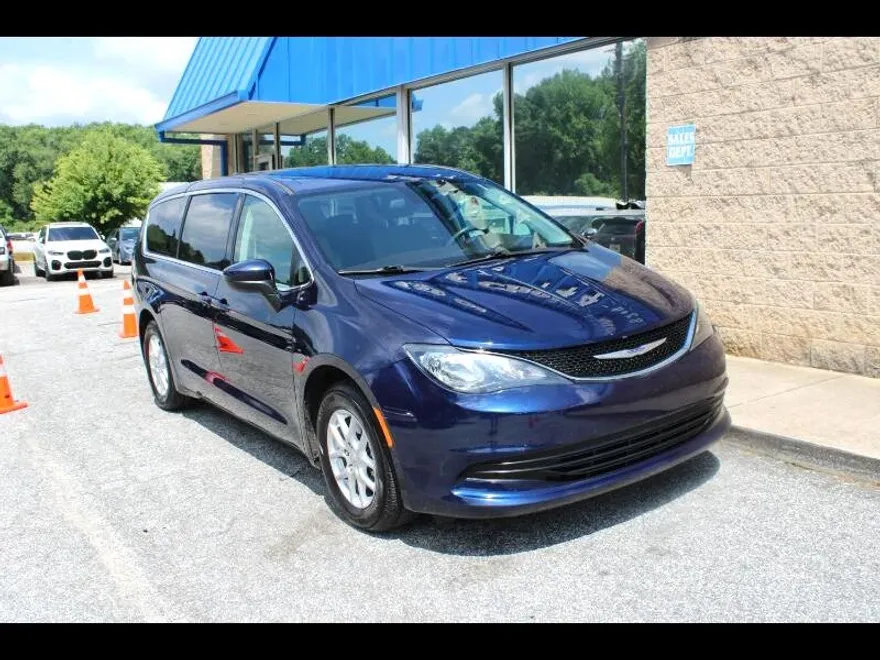 2020 Chrysler Voyager LX photo 1