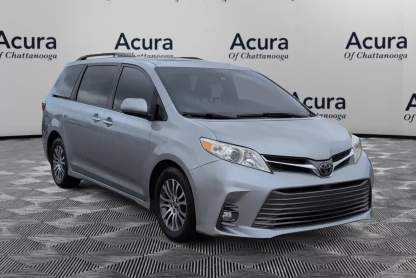 2018 Toyota Sienna XLE photo 1