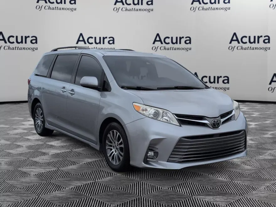 2018 Toyota Sienna XLE photo 1
