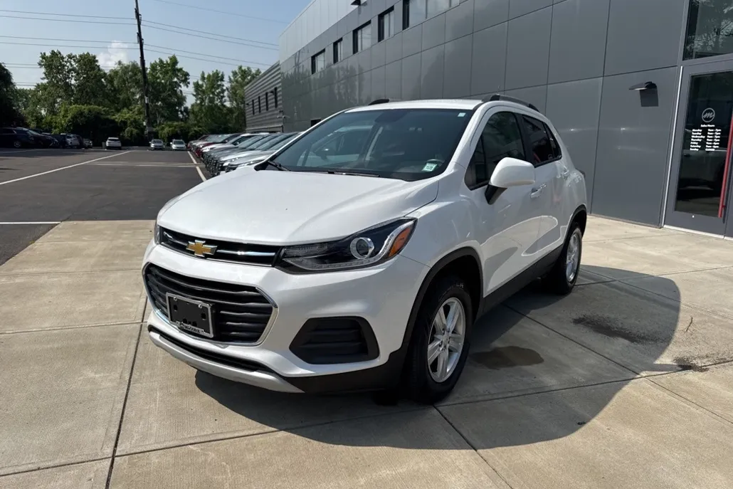 2022 Chevrolet Trax LT photo 1