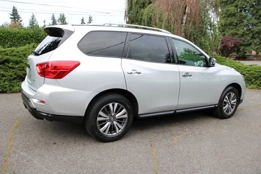 2019 Nissan Pathfinder SV photo 1
