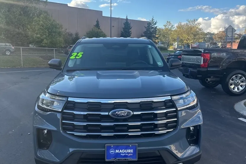 2025 Ford Explorer photo 1