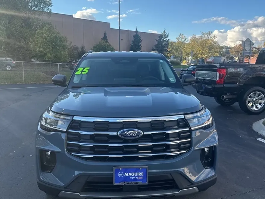 2025 Ford Explorer photo 1