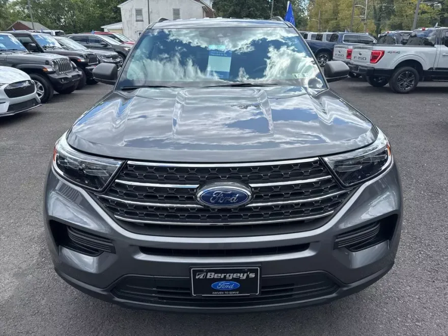 2022 Ford Explorer XLT photo 1