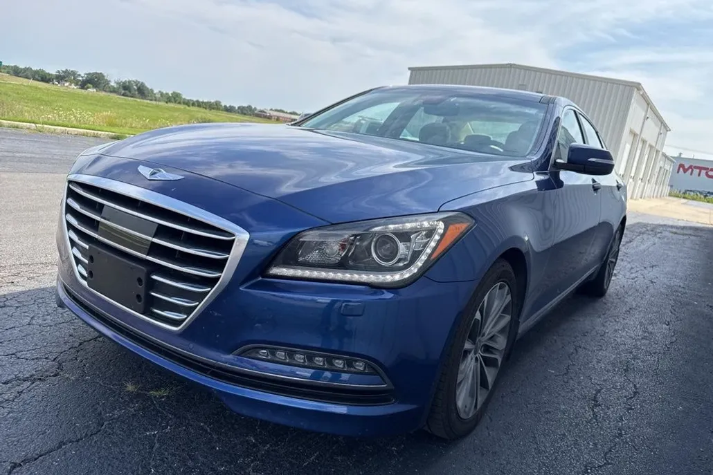 2016 Hyundai Genesis 3.8 photo 1