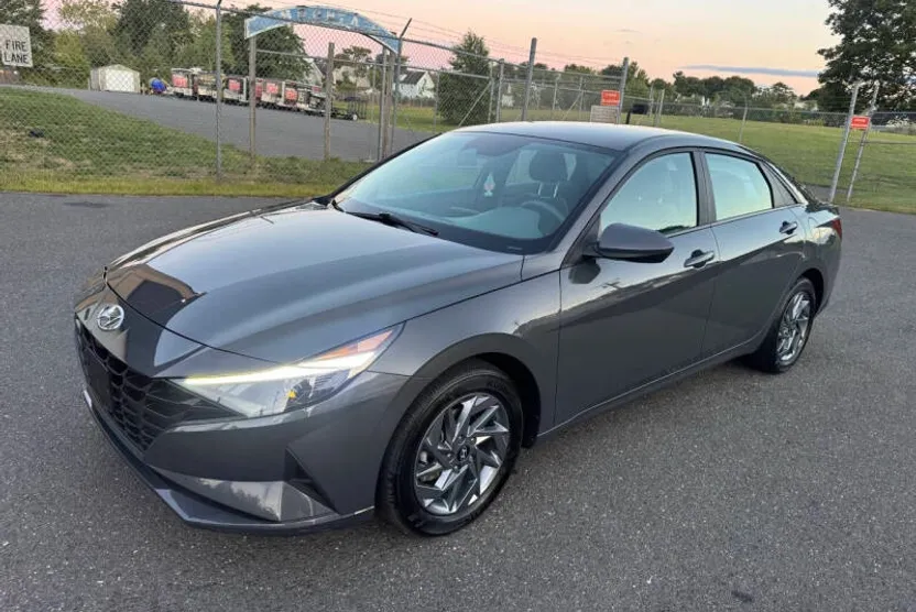 2023 Hyundai Elantra SEL photo 1