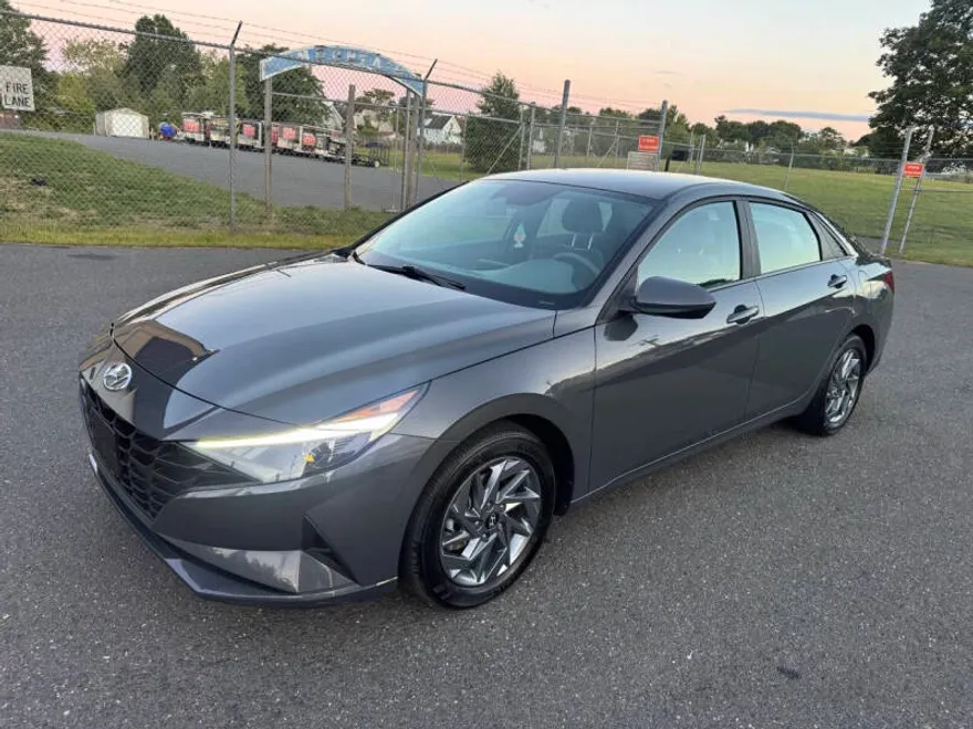 2023 Hyundai Elantra SEL photo 1