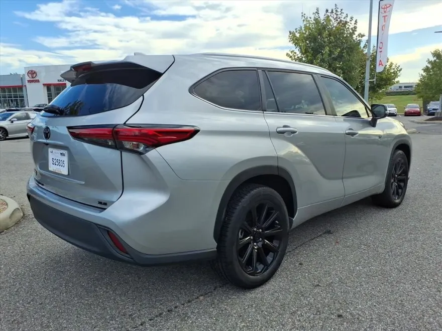 2023 Toyota Highlander L photo 1