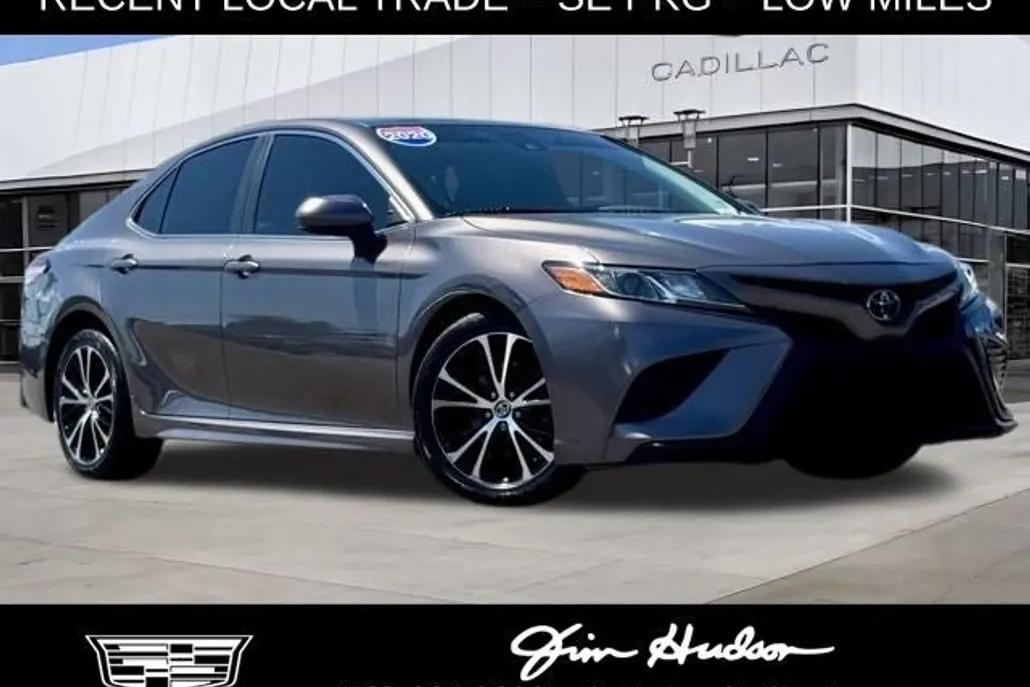 2020 Toyota Camry SE photo 1