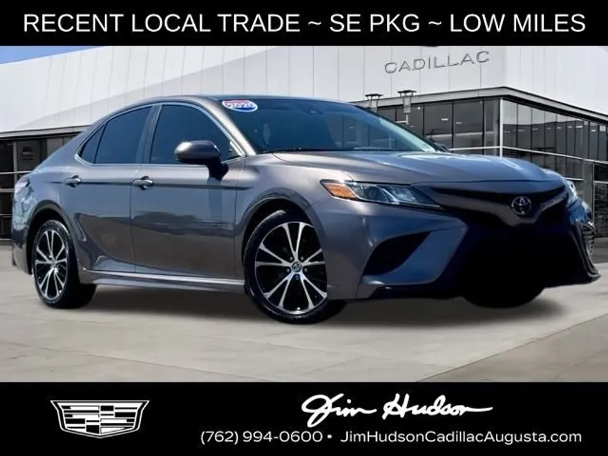2020 Toyota Camry SE photo 1