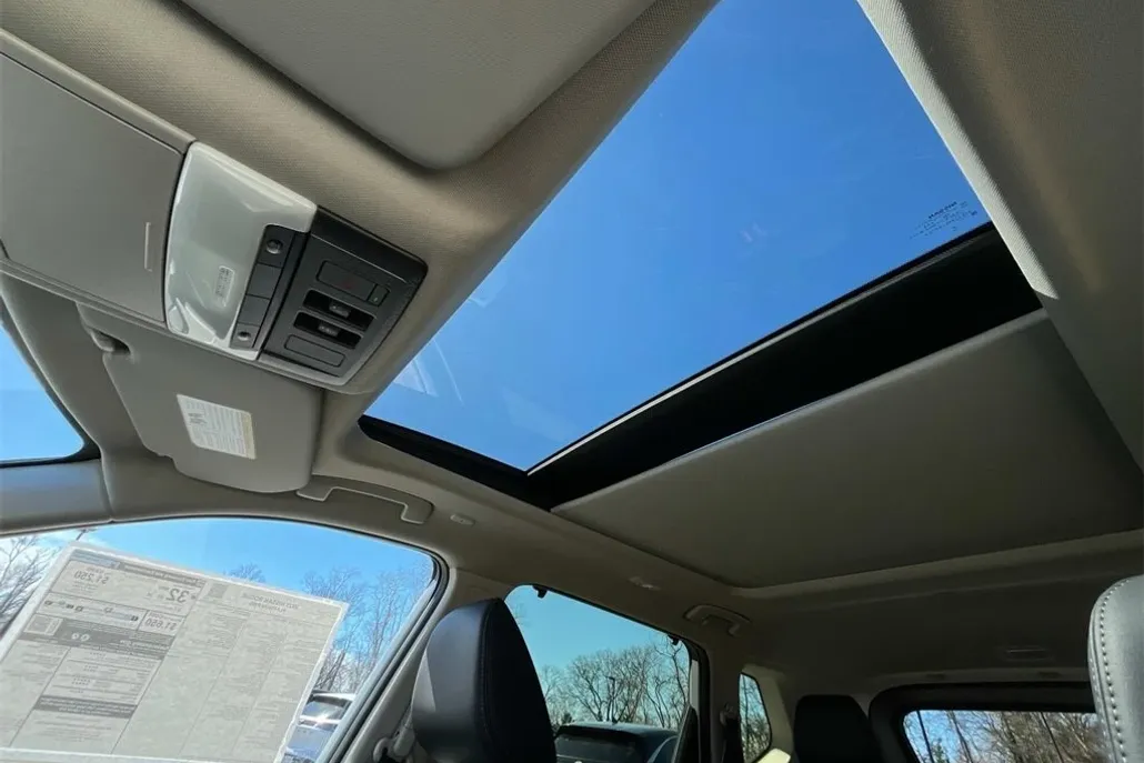 2025 Nissan Rogue Platinum photo 1