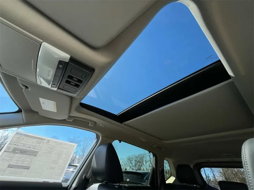 2025 Nissan Rogue Platinum photo 1