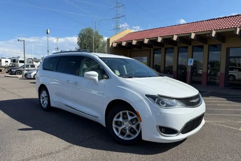 2018 Chrysler Pacifica Touring L photo 1