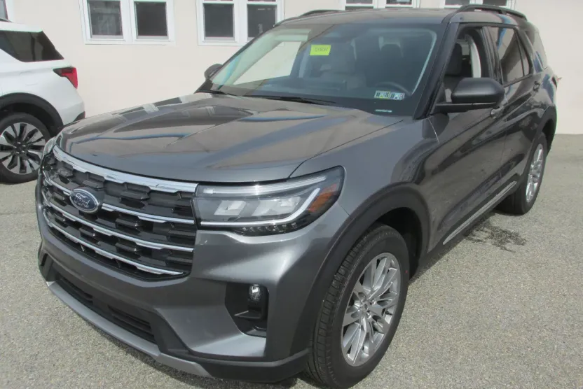 2025 Ford Explorer photo 1