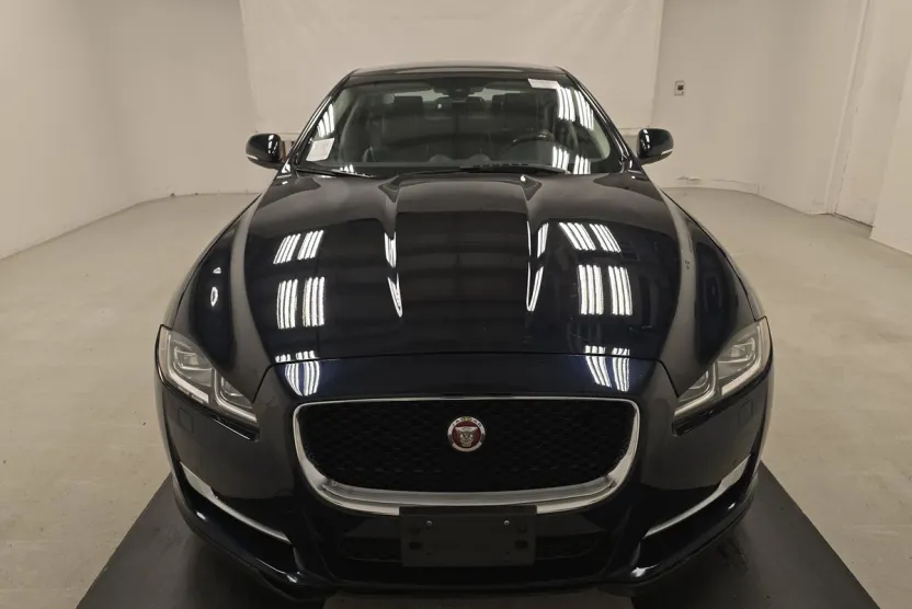 2016 Jaguar XJ R-Sport photo 1