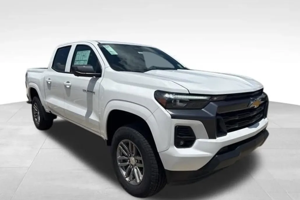 2025 Chevrolet Colorado Work Truck LT photo 1
